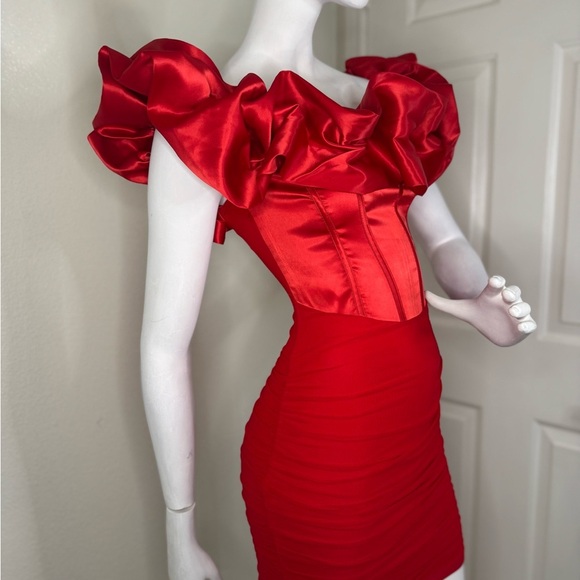 Privy Red Bodycon Midi Dress with Sweetheart Neckline - Picture 7 of 13
